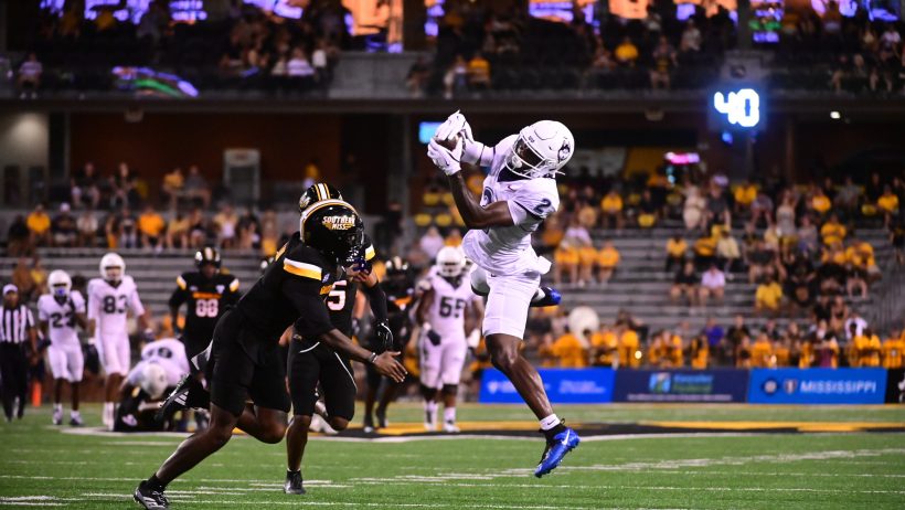 JD Willoughby making a catch for UConn in the 2026 college football season.