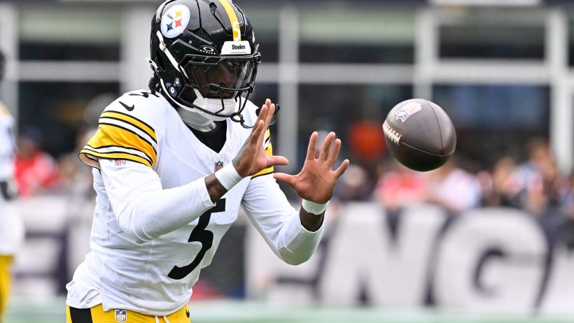 Pittsburgh Steelers cornerback Jalen Ramsey warms up