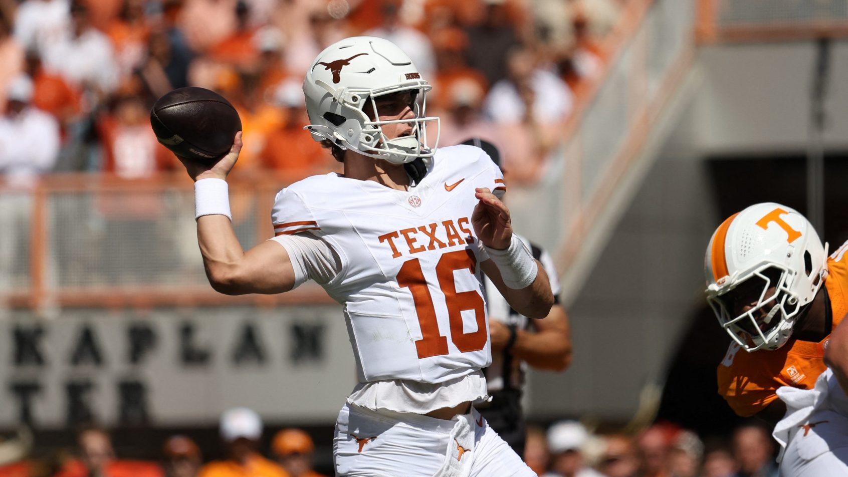 Arch Manning drops back to pass against Tennessee.