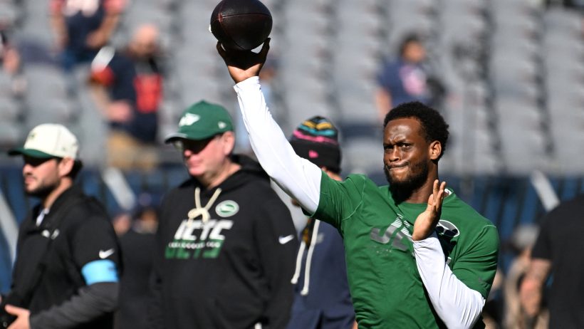 Geno Smith warming up