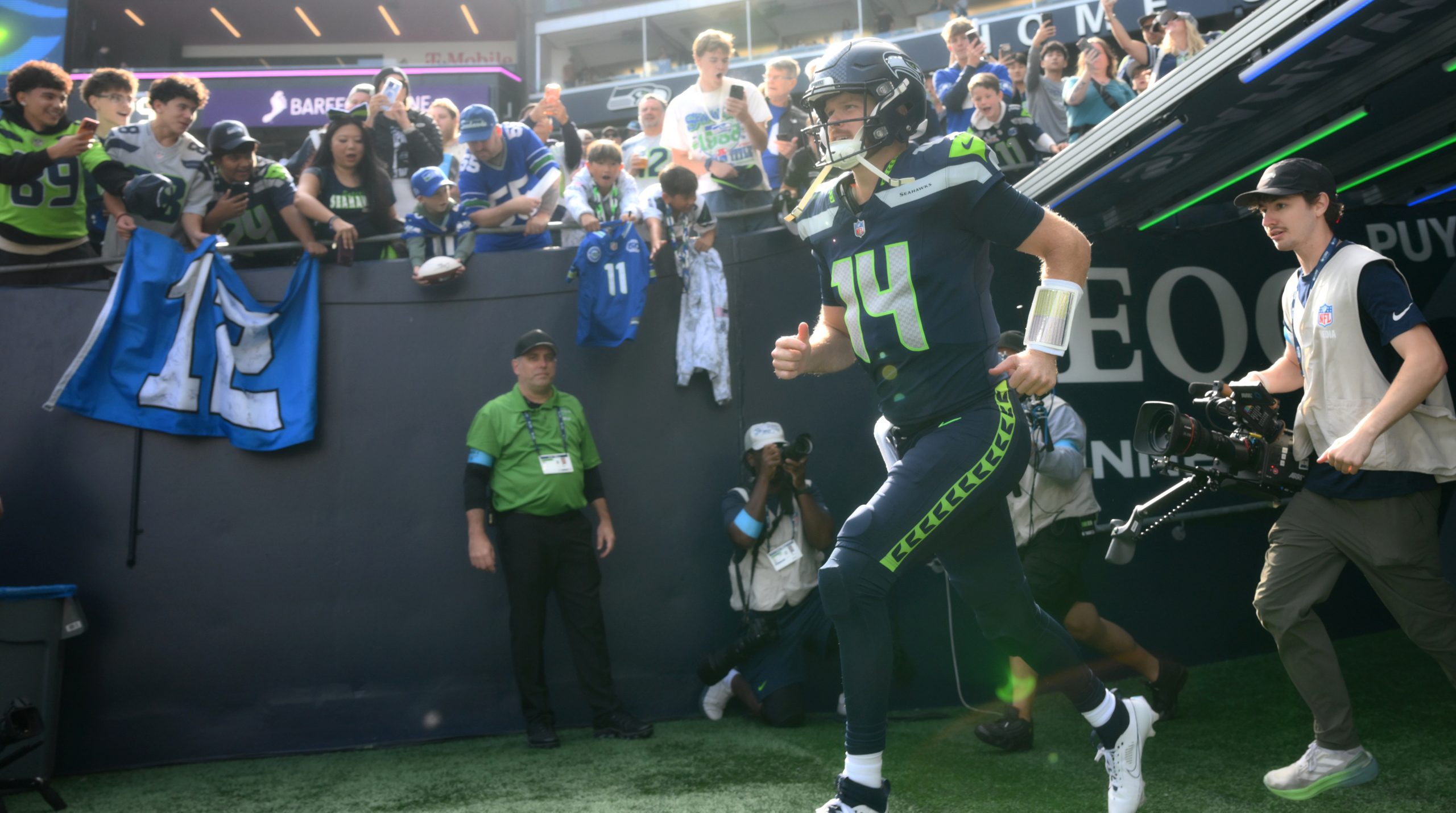Seahawks vs Broncos Predictions, Picks & Betting Splits for TNF