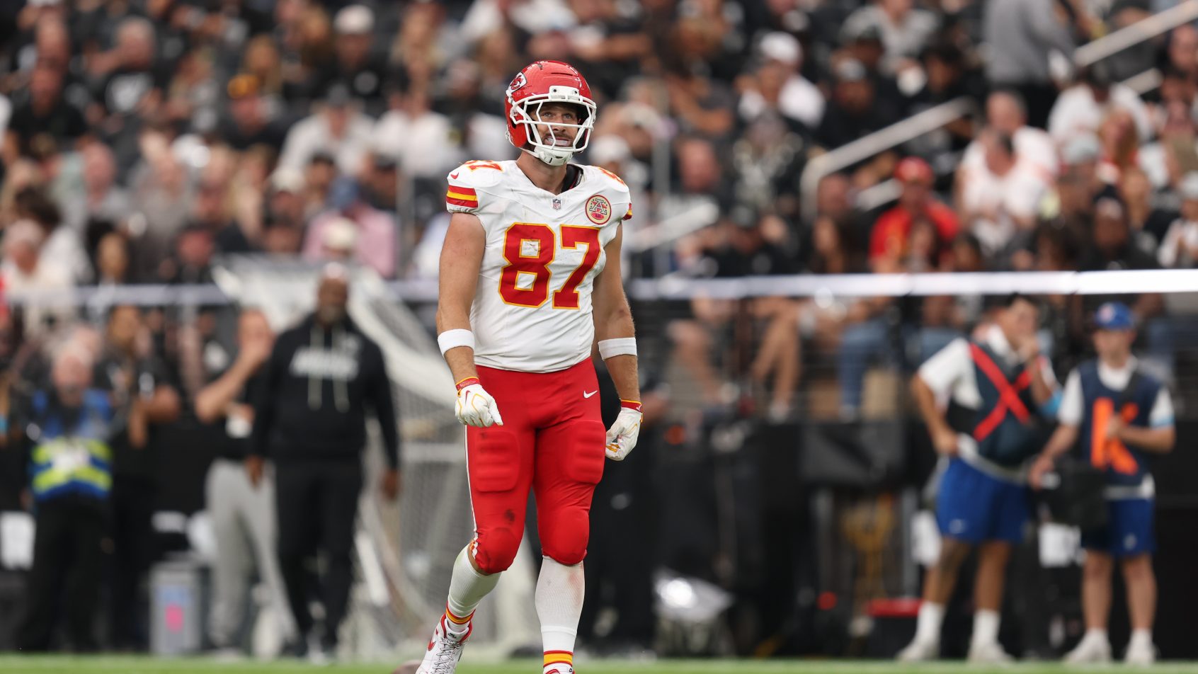 Travis Kelce walks off the field in a matchup vs the Raiders.