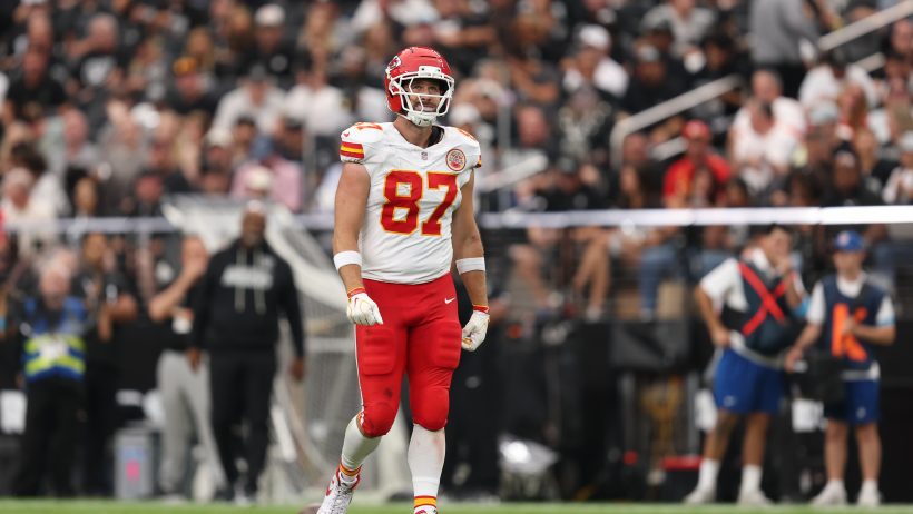 Travis Kelce walks off the field in a matchup vs the Raiders.