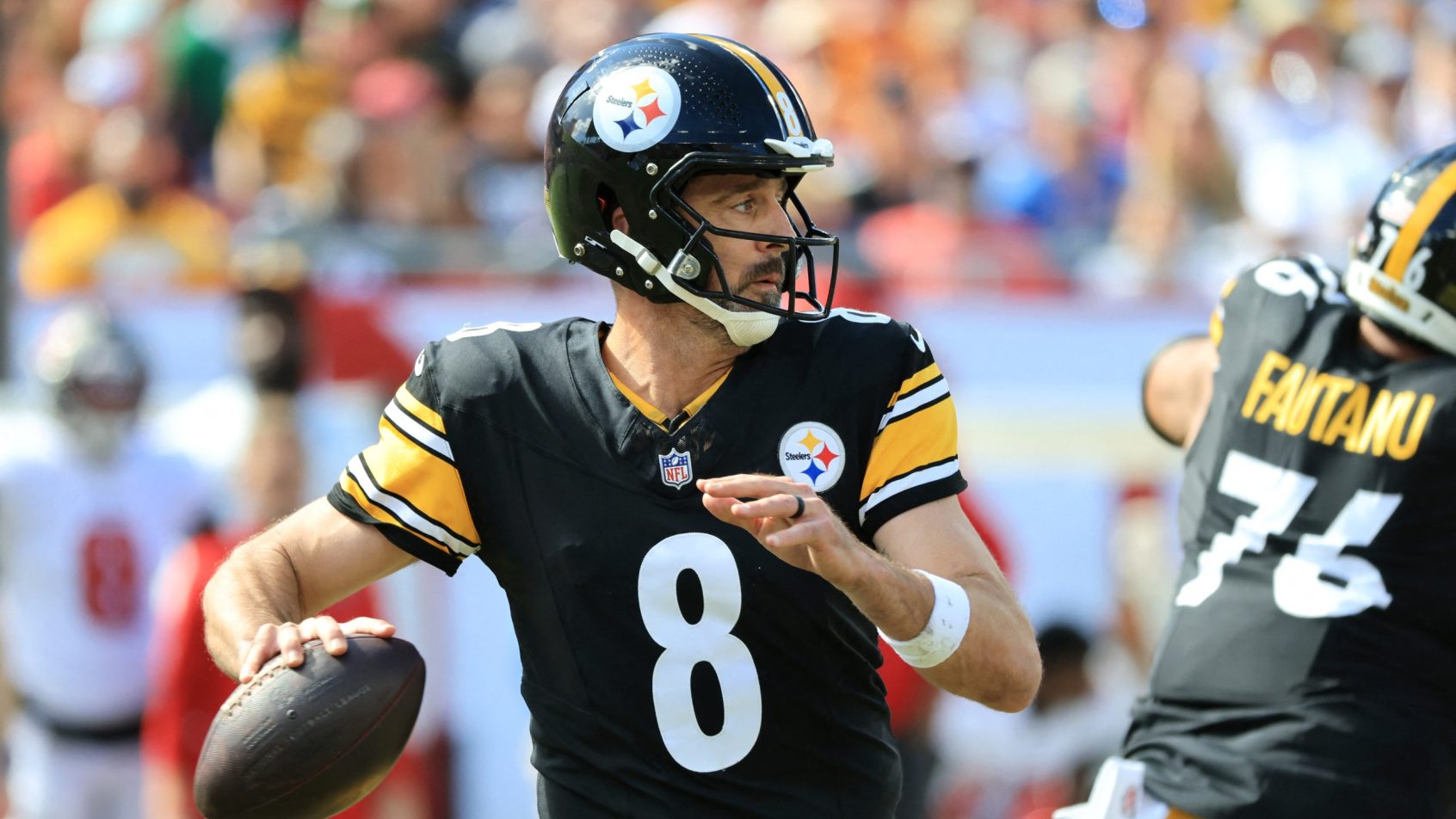 Aaron Rodgers drops back to pass vs the Buccaneers.