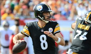 Aaron Rodgers drops back to pass vs the Buccaneers.