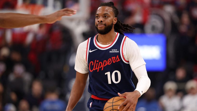 Darius Garland dribbles the ball up the court vs the Kings.