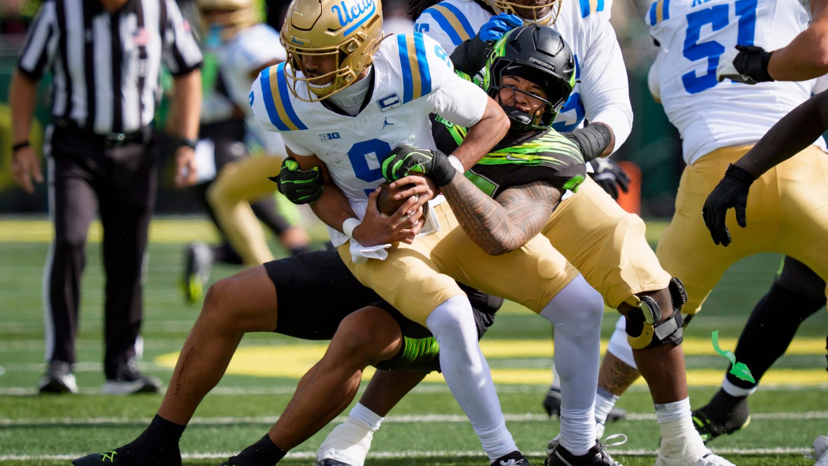 Oregon linebacker Matayo Uiagalelei sacks UCLA quarterback Nico Iamaleava.