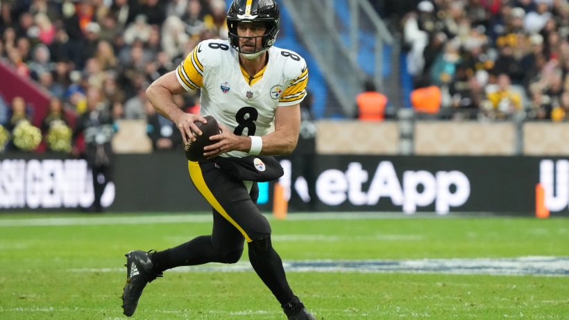 Aaron Rodgers rolling out of the pocket