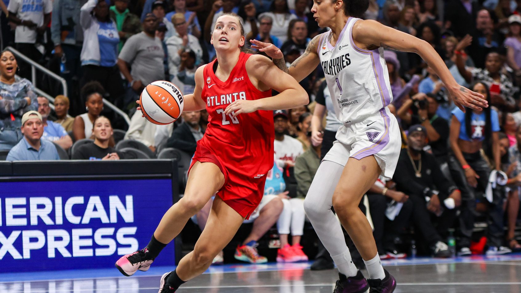 Isobel Borlase driving to the hoop