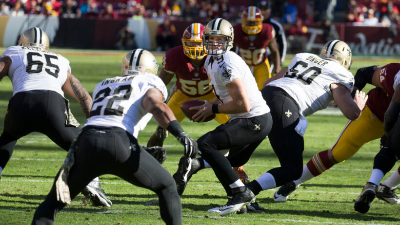 Drew Brees handing the ball off to Mark Ingram