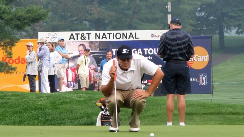 Tony Romo eyeing down a putt