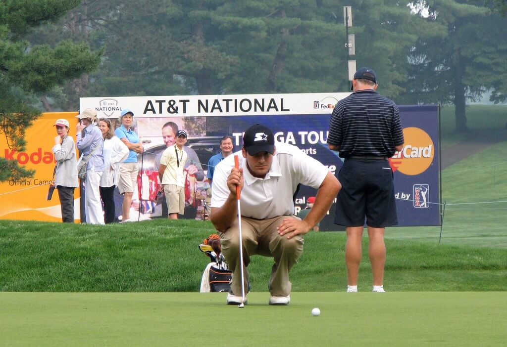 Tony Romo eyeing down a putt