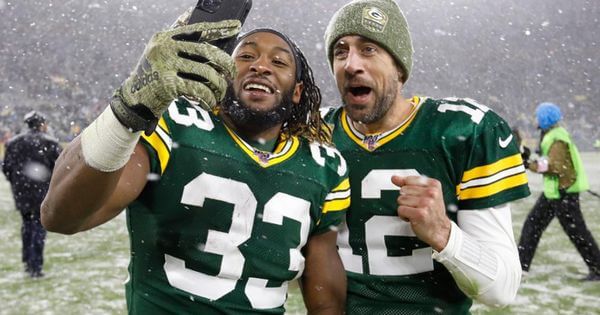 Aaron Jones and Aaron Rodgers celebrating
