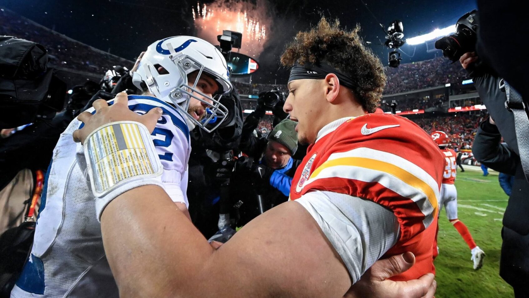 Andrew Luck and Patrick Mahomes shake hands