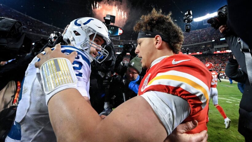 Andrew Luck and Patrick Mahomes shake hands