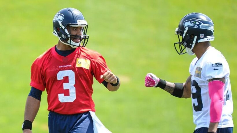 Russell Wilson daps up Earl Thomas