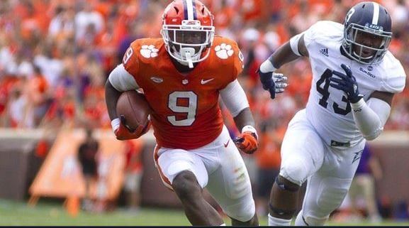 Clemson RB Travis Etienne running with the ball.