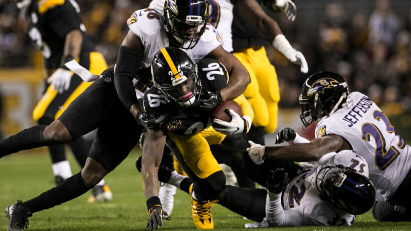 Le'Veon Bell being tackles by Ravens defenders