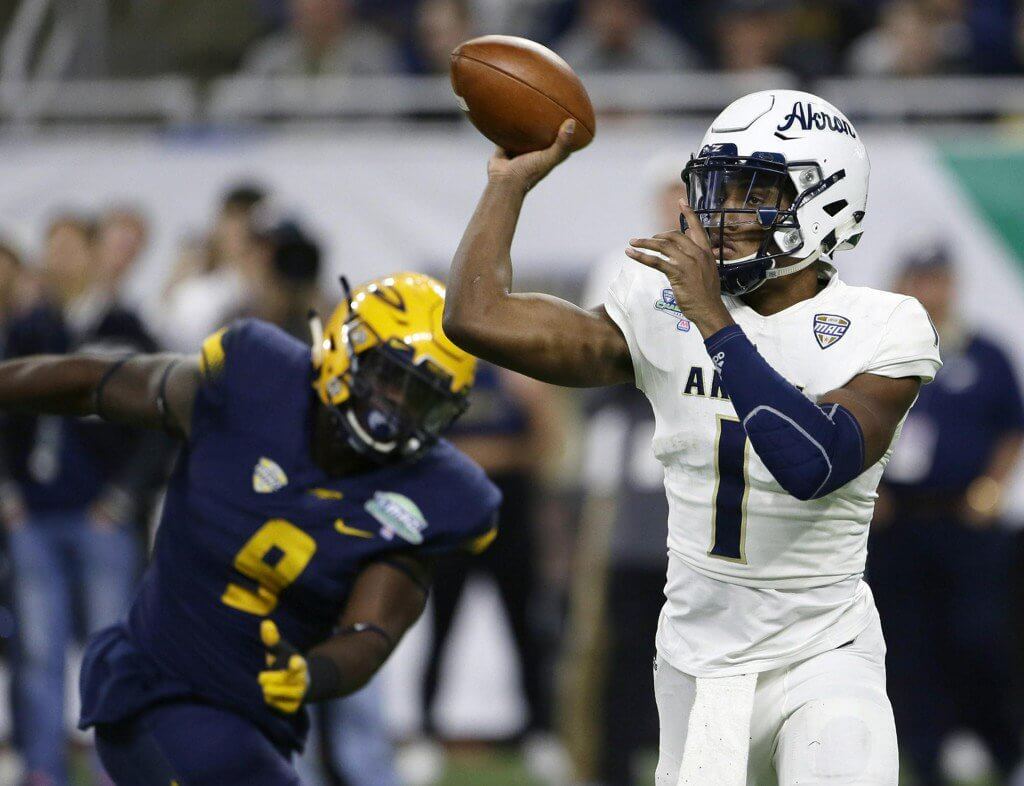 Kato Nelson throwing a pass for Akron.