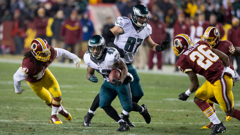 Darren Sproles splitting two defenders.