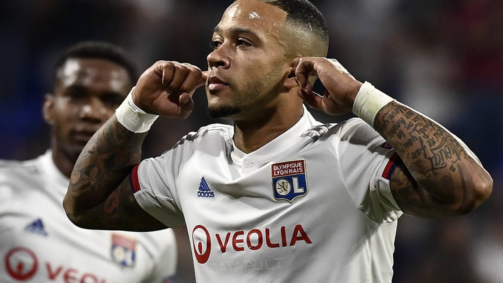 Memphis Depay celbrates his goal for Lyon against Red Bull Leipzig