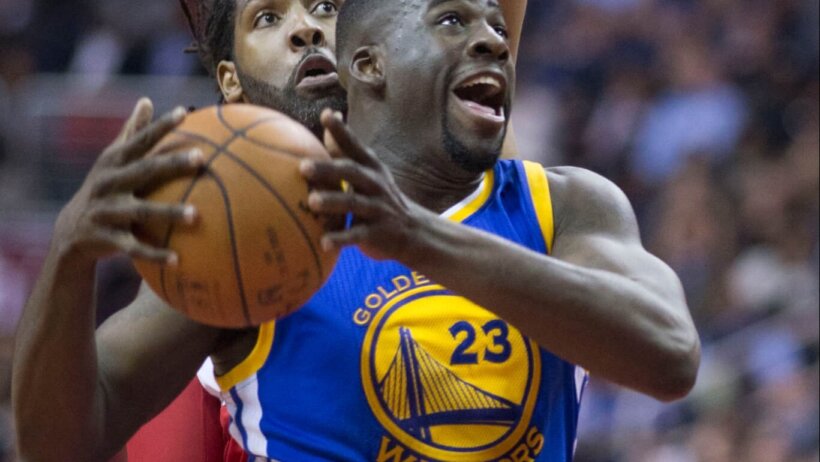 Draymond Green goes to the hoop
