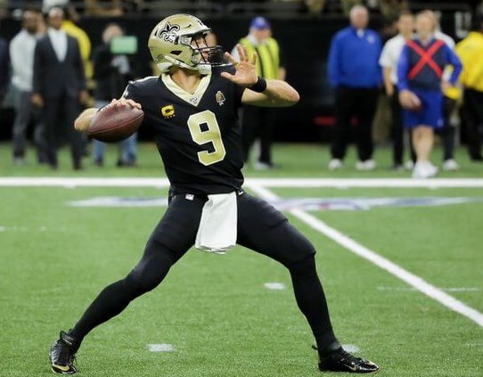 Drew Brees winding up to throw