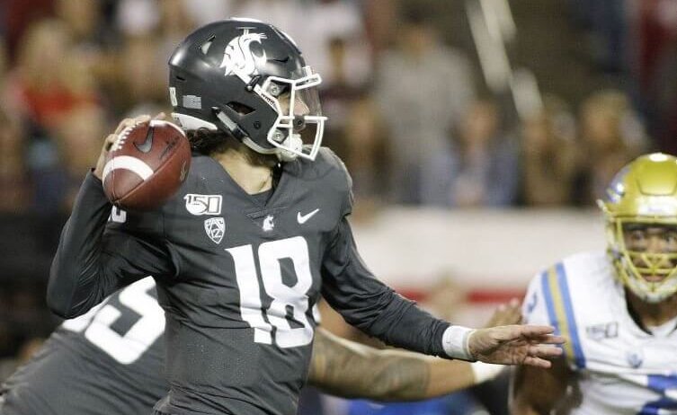 Anthony Gordon throwing a pass