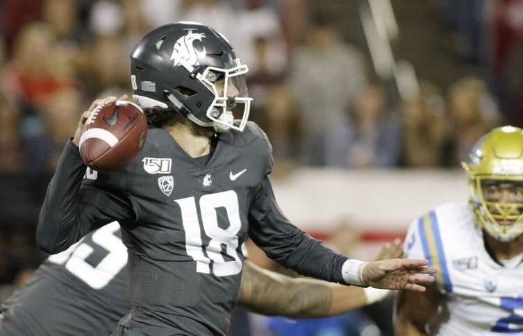 Anthony Gordon throwing a pass