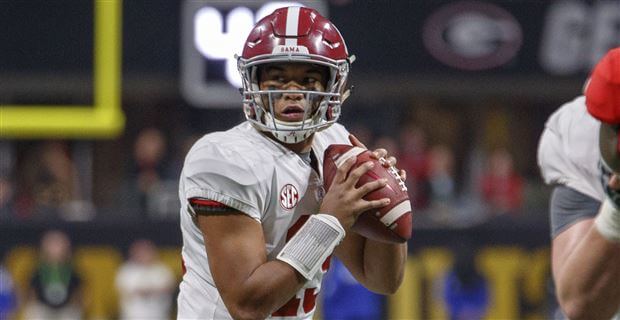 Tua Tagovailoa dropping back to pass.