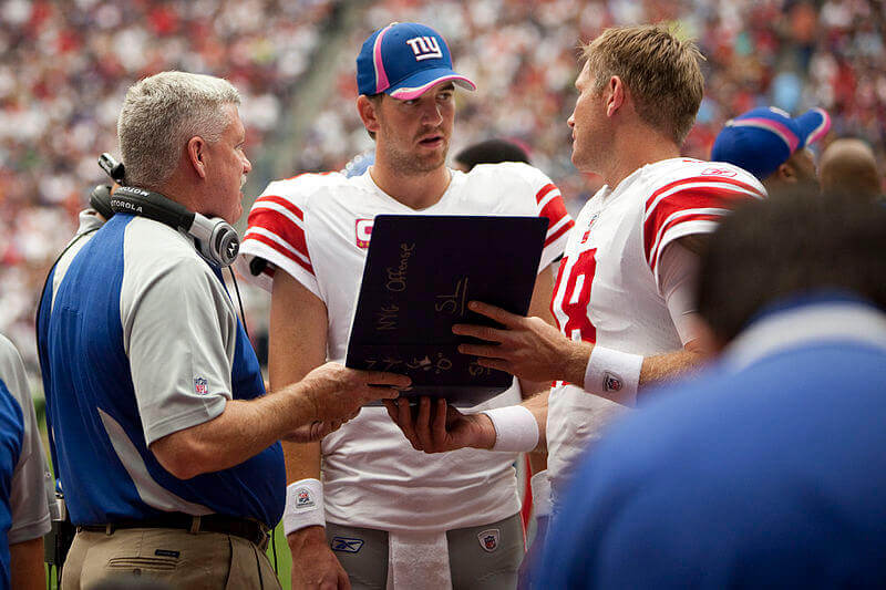 Eli Manning talking on the NYG sideline
