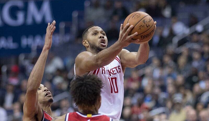 The Clippers' Eric Gordon driving for a layup