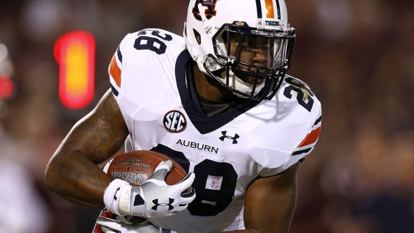 JaTarvious Whitlow running with football