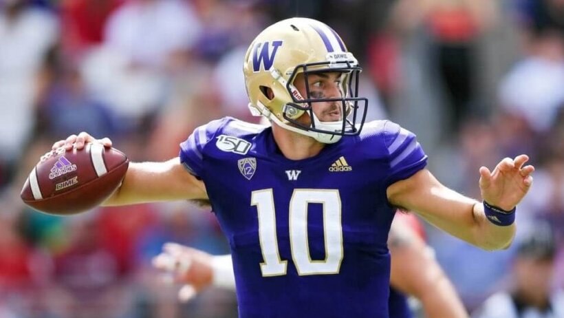 Jacob Eason throwing a pass