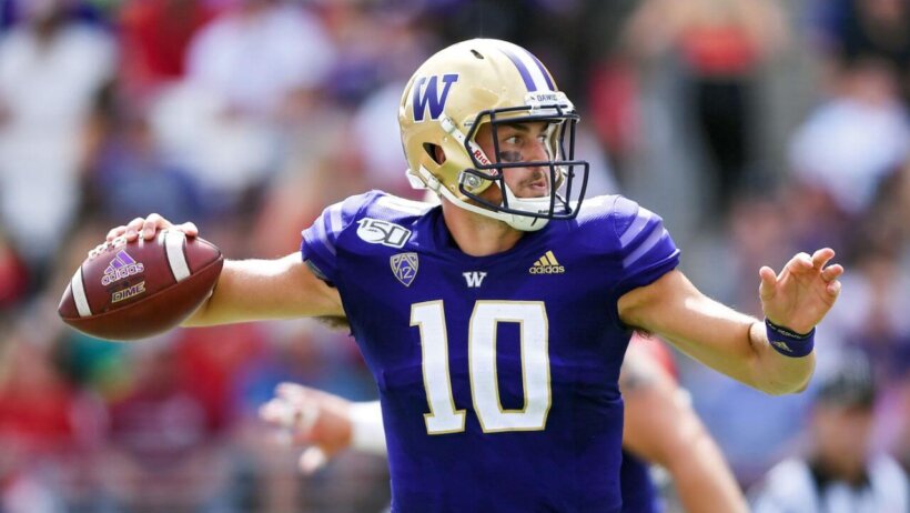 Washington Huskies QB Jacob Eason throws the ball