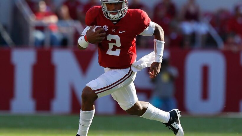 Jalen Hurts runs the ball for Alabama