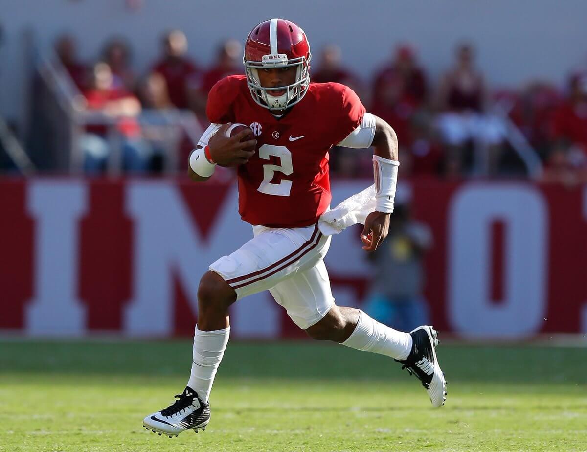 Jalen Hurts runs the ball for Alabama