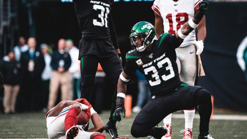 Jamal Adams making a tackle