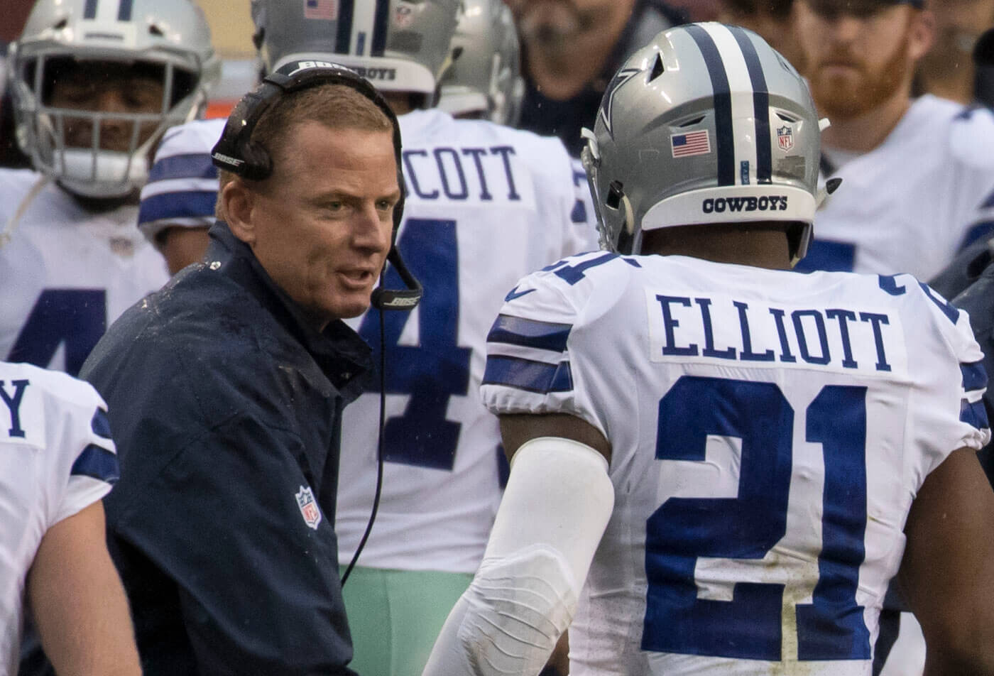 Jason Garrett talking to Ezekiel Elliott