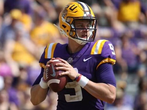 joe burrow throwing a football