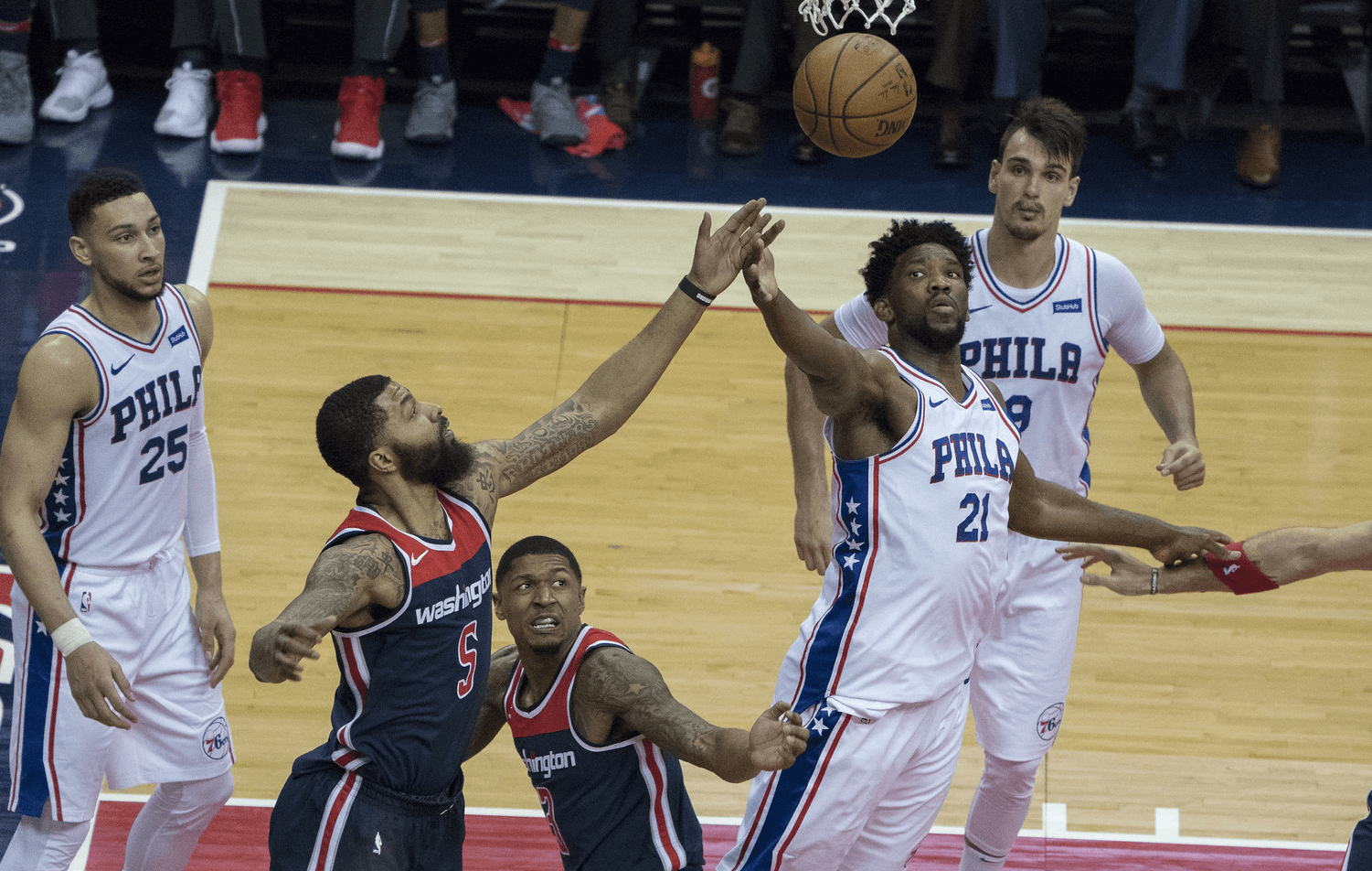Joel Embiid reaching for a rebound