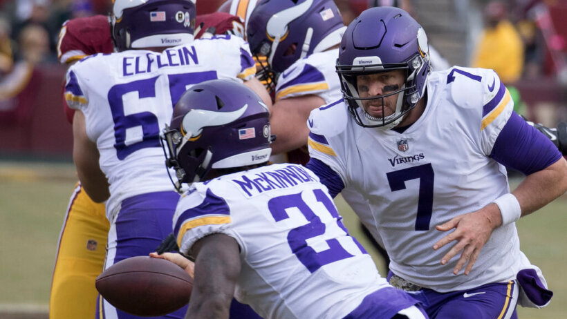 Vikings QB Case Keenum hands off to running back Jerrick McKinnon