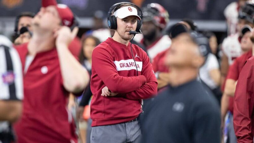 Lincoln Riley coaching on the OU sideline.