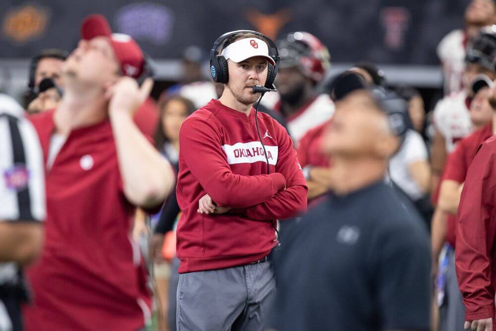 Lincoln Riley coaching on the OU sideline.