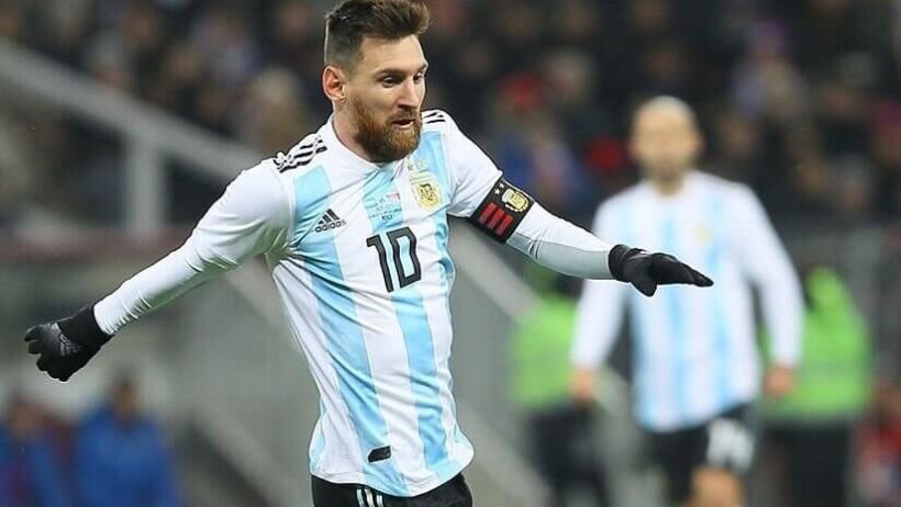 Lionel Messi running on the pitch