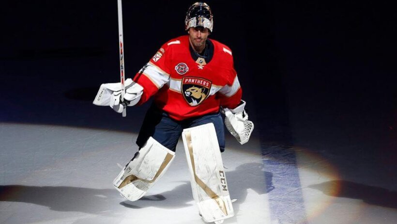 Panthers goalie Roberto Luongo saluting the crowd.