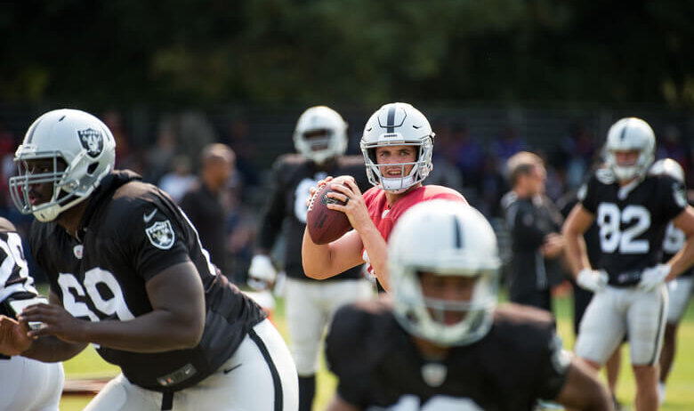 Oakland Raiders QB Derek Carr practising with the team.