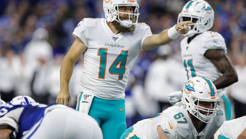 Ryan Fitzpatrick pointing at the line of scrimmage