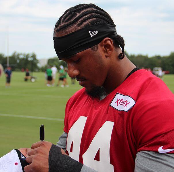 Vic Beasley signing autographs