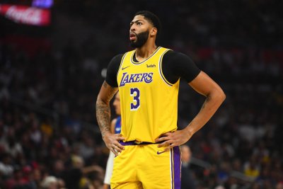 Anthony Davis walking
